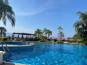 Ocean front Grand Venetian corner condo