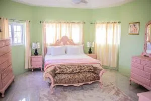 The Hamilton's Nature Villa - Stepney