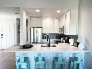 Lake Travis Oasis, Walk to Pool, Gym, Marina, Food - Leander