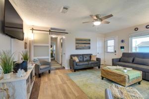 Less Than half Mi to Beach! Hot Tub Haven in Galveston