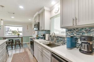 Less Than half Mi to Beach! Hot Tub Haven in Galveston