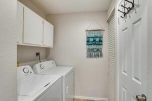 Less Than half Mi to Beach! Hot Tub Haven in Galveston