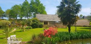 Maisons de vacances Le Vieux Moulin Gites - Detached cottage with garden views and pool : photos des chambres