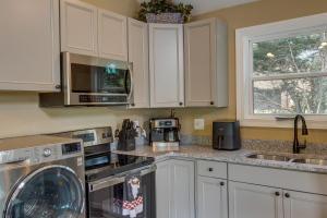 Peaceful Waterfront Studio 16 Mi to Greenville!