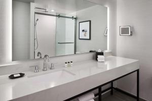 Club level, Suite, 1 King, High floor room in Sheraton Reston