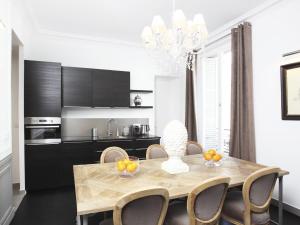 Appartements LivinParis - Luxury 3 Bedrooms Le Louvre I : photos des chambres