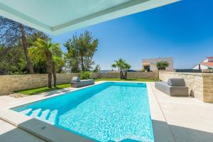 Villa Four Seasons Seaside B with heated pool and jacuzzi, Zadar