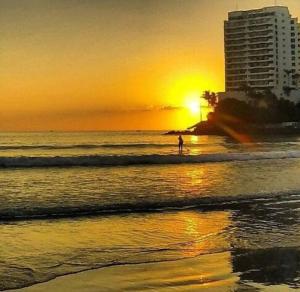 Apto a poucos metros da Praia da Enseada com Wi-Fi