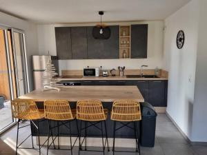Appartements Bel appartement avec loggia : photos des chambres