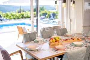 Villa Roza s privatnim grijanim bazenom i jacuzzijem