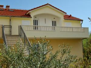 Apartments by the sea Bol, Brac - 2904