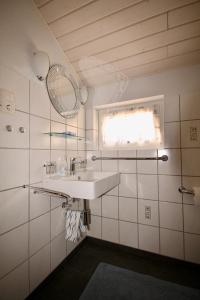 Apartments by the sea Bol, Brac - 2904