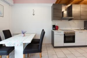 Apartments with parking space Kornic, Krk - 19463