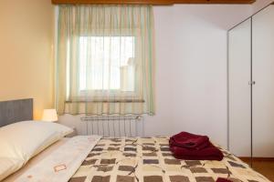 Apartments with parking space Kornic, Krk - 19478