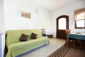 Apartments with parking space Murter - 5100