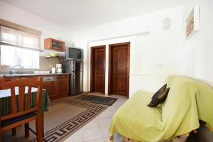 Apartments with parking space Murter - 5100