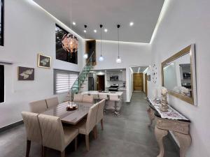 Beautiful Home and Pool near beach , BBQ Juan Dolio metro country Club