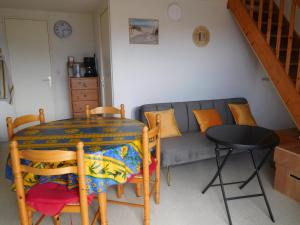 Maisons de vacances Charmante Maison avec Piscine Privee, Proche de la Plage et Commerces - FR-1-476-191 : photos des chambres