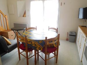 Maisons de vacances Charmante Maison avec Piscine Privee, Proche de la Plage et Commerces - FR-1-476-191 : photos des chambres