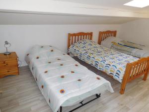 Maisons de vacances Charmante Maison avec Piscine Privee, Proche de la Plage et Commerces - FR-1-476-191 : photos des chambres