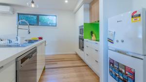 Holiday unit on Thompson Ave, Cowes