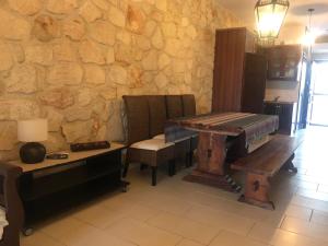 Valia Suite, Stone House