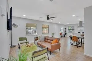 Evergreen - Modern Denton Home Near UNT - Krum