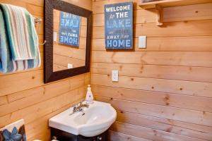 Cottage - Lakeside wprivate Hottub near Big White