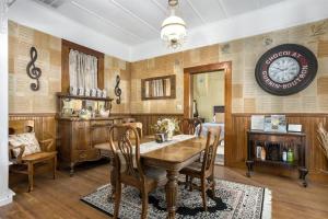 Pet-Friendly, Hot Tub, Fire Pit, King Beds - Walk to Main St!