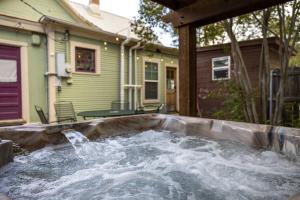 Pet-Friendly, Hot Tub, Fire Pit, King Beds - Walk to Main St!