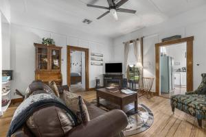 Pet-Friendly, Hot Tub, Fire Pit, King Beds - Walk to Main St!