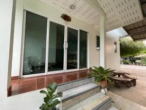 K house - 暖武里府