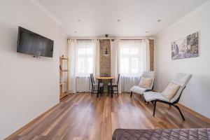 Top-Floor Studio with Courtyard View in UNESCO Area, Murnieku street Residence