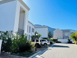 Spacious, Modern & Convenient - 4hvězdičkové hotely ve městě Franschhoek