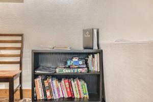 2-level Ski Hill 8 Condo Walk to Lift