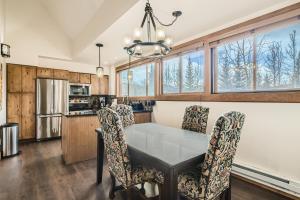 2-level Ski Hill 8 Condo Walk to Lift