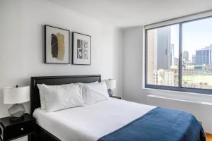 Sq 1BR w Great views Indoor pool NYC-29
