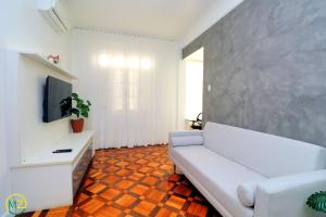 Adorável 2 quartos em predio ART-DECOR