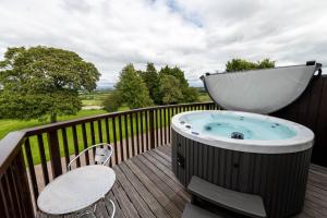 Cloven Stone, Nr Caldbeck ideal family accommodation with hot tub