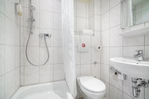 Small Double Room with Queen-size bed room in Novum Hotel Continental Hamburg Hauptbahnhof