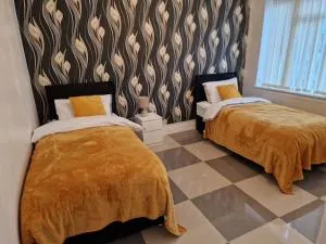 Bella Range Homes for CONTRACTORS in ESSEX Spacious Serviced Accommodation 5 Bedroom 2 bathroom and 1 Ensuite sleeps 10 - Goodmayes