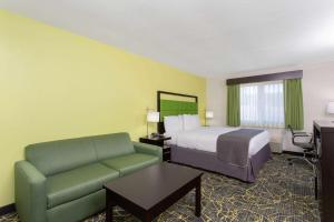 AmericInn by Wyndham Delafield-Milwaukee
