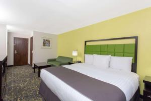 AmericInn by Wyndham Delafield-Milwaukee