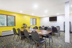 AmericInn by Wyndham Delafield-Milwaukee