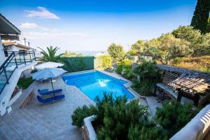 Pool sea view holiday home close to the beach