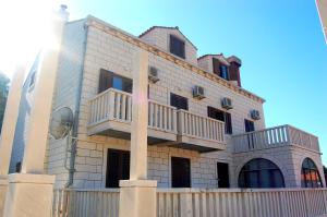 Apartments and Rooms Villa Mir