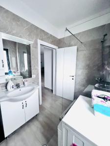 The Place Apartments 2, Qerret