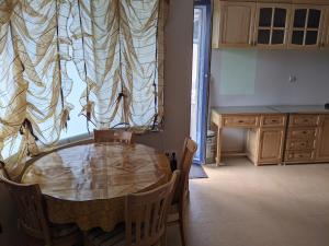 Studio Sleeps 4 with Pet Friendly Parking