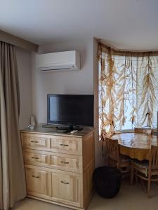 Studio Sleeps 4 with Pet Friendly Parking