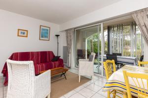 Résidence moderne avec piscine